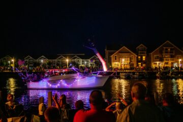 Ein bunt beleuchtetes Boot bei einer Bootsparade in den USA