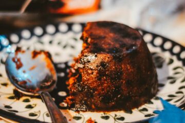 Ein halb aufgegessener Christmas Pudding (Weihnachtsdessert)