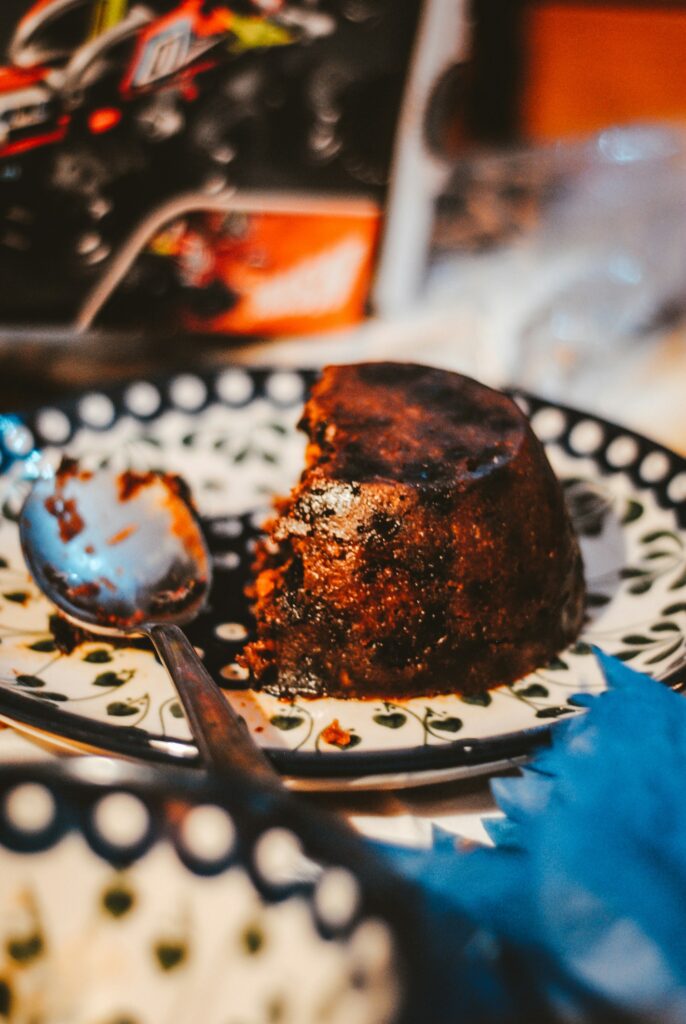 Ein halb aufgegessener Christmas Pudding (Weihnachtsdessert)