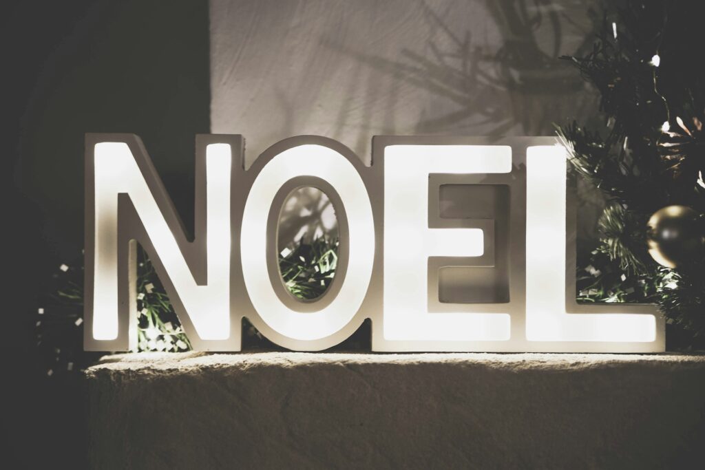 Ein beleuchteter Schriftzug "NOEL"