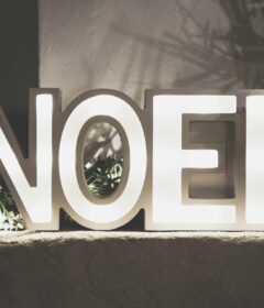 Ein beleuchteter Schriftzug "NOEL"